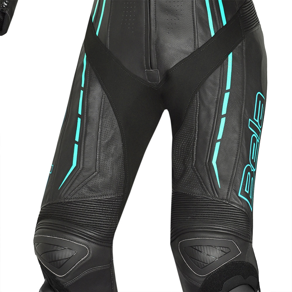 BELA ROCKET MIX 1 PC Senhora Moto Fato Branco Preto Azul - Imagem central do traje de frente.