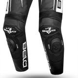 BELA X RACE 1 PC Moto Couro Fatos Preto Branco - Imagem do lado do joelho do terno